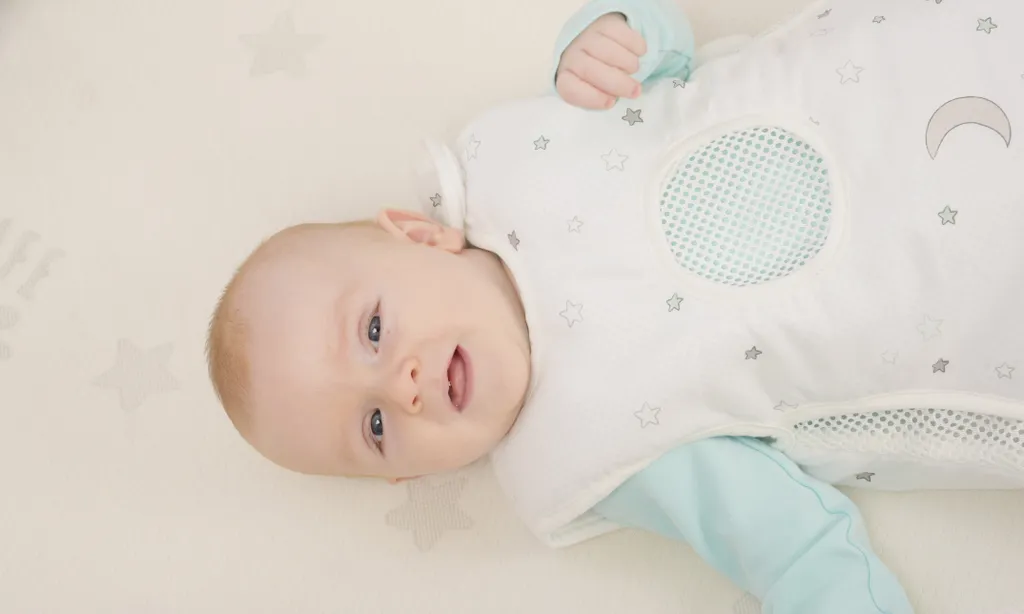 Roba Babybett Safe Asleep, Komplettbettset, Matratze, Nest, Babyschlafsack, 70x140cm Sternenzauber – Bild 7